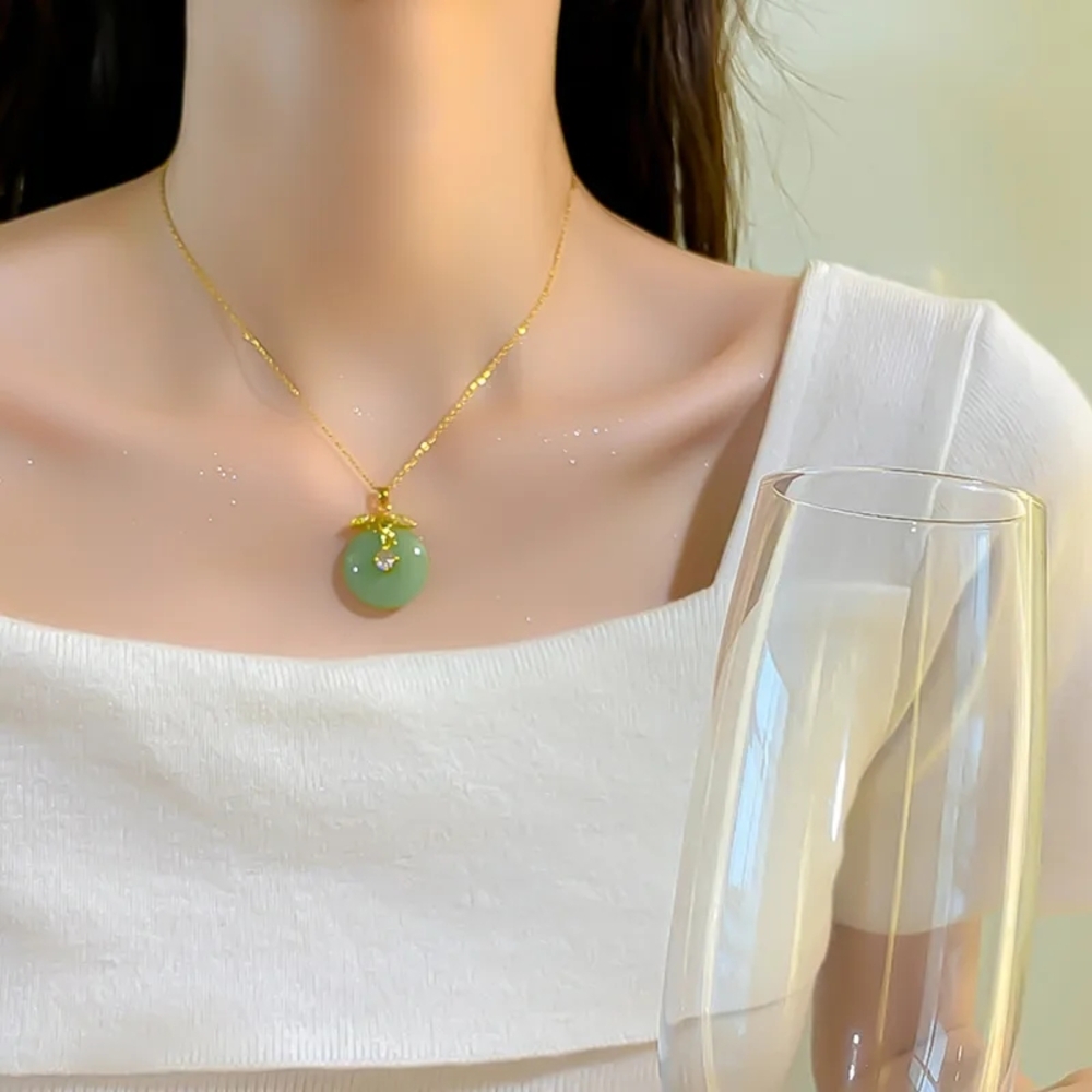 Elegant Gold and Green Pendant Necklace